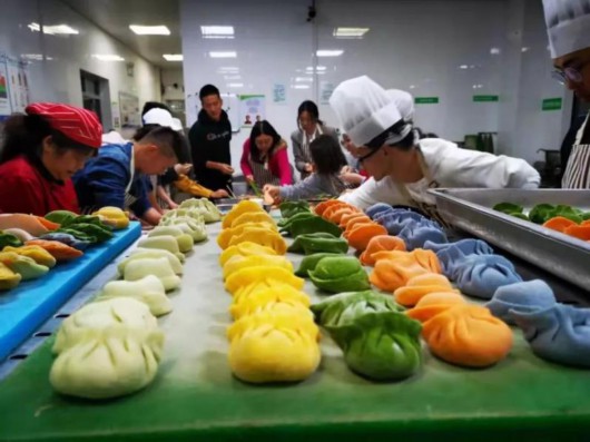 他們還是首次見滑環(huán)電機(jī)到凌晨的大學(xué)校園(圖3) 他們還是首次見滑環(huán)電機(jī)到凌晨的大學(xué)校園